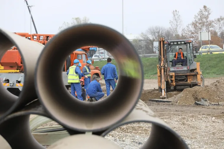 Radovi na rekonstrukciji remetinečkog rotora. Radnici izgrađuju prilazne ceste i premje&scaron;taju kanalizacijsku, vodovodnu, plinsku i telekomunikacijsku mrežu.