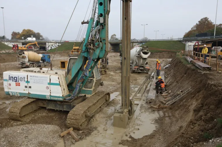 Radovi na rekonstrukciji remetinečkog rotora. Radnici izgrađuju prilazne ceste i premje&scaron;taju kanalizacijsku, vodovodnu, plinsku i telekomunikacijsku mrežu.