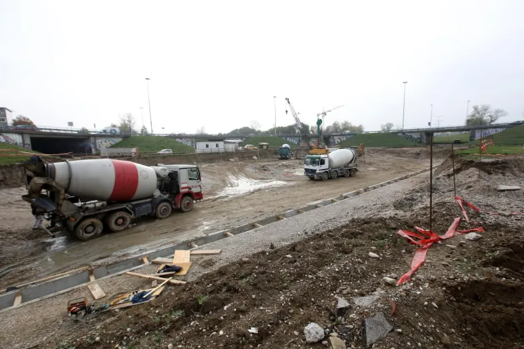 Radovi na rekonstrukciji remetinečkog rotora. Radnici izgrađuju prilazne ceste i premje&scaron;taju kanalizacijsku, vodovodnu, plinsku i telekomunikacijsku mrežu.