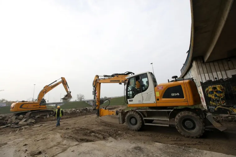 Radovi na rekonstrukciji remetinečkog rotora. Radnici izgrađuju prilazne ceste i premje&scaron;taju kanalizacijsku, vodovodnu, plinsku i telekomunikacijsku mrežu.