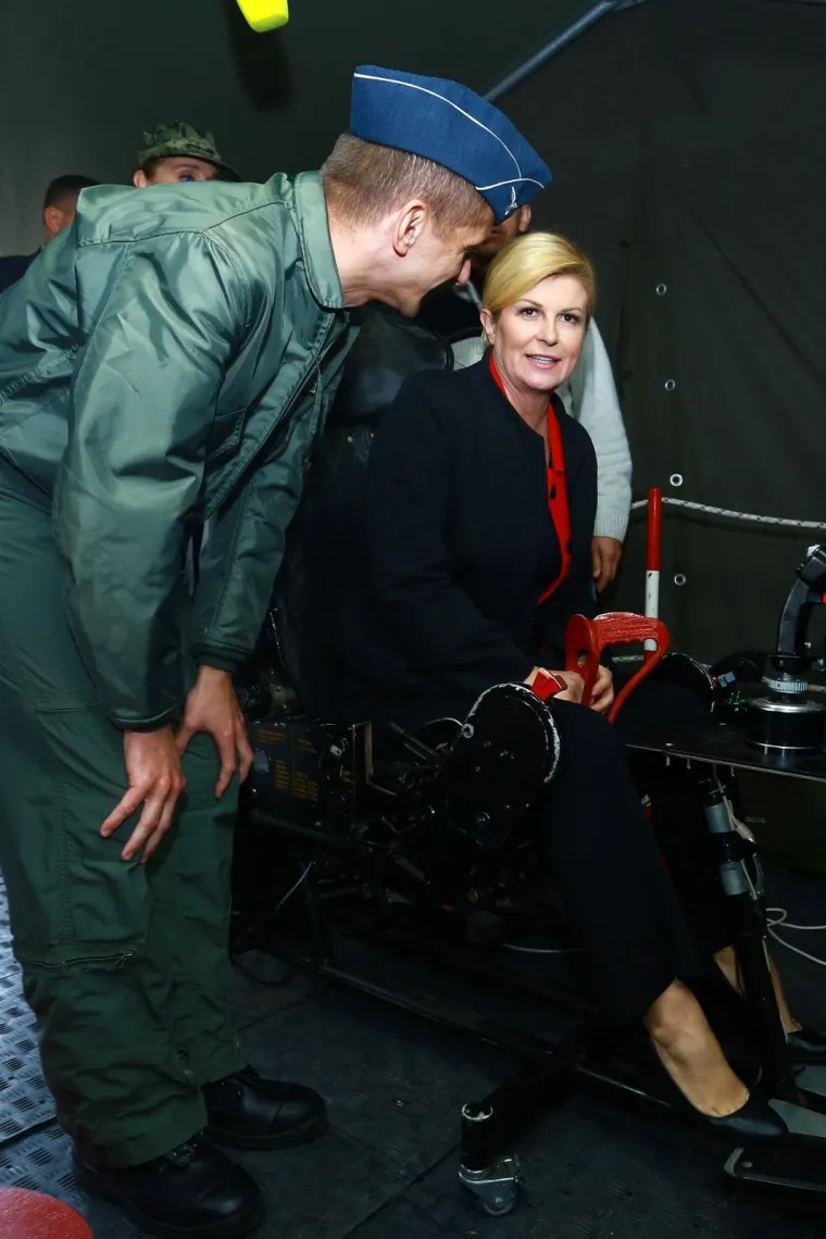 Predsjednica obi&scaron;la vježbu vojnih pasa povodom obljetnice Tigrova