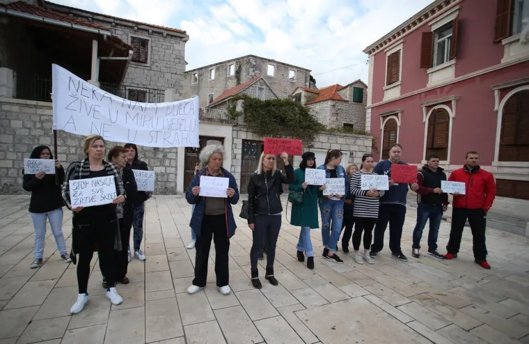 Prosvjed ispred O&Scaron; Puči&scaron;ća