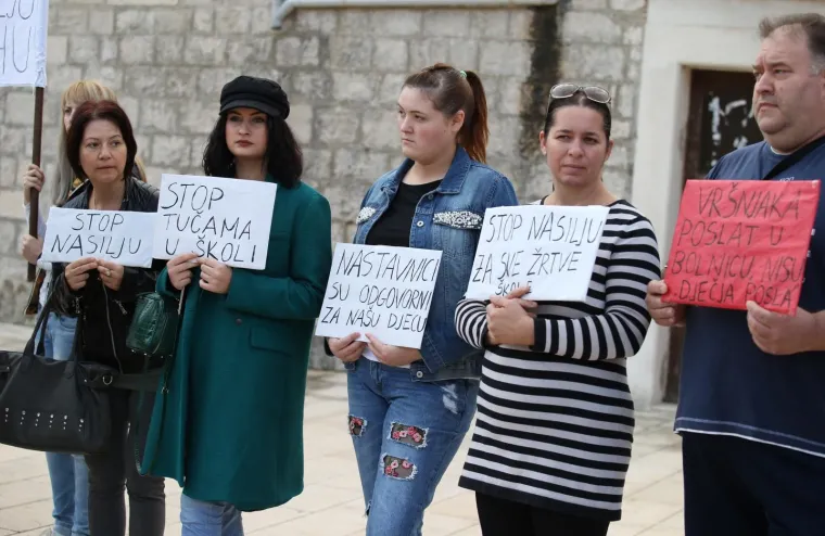 Prosvjed ispred O&Scaron; Puči&scaron;ća