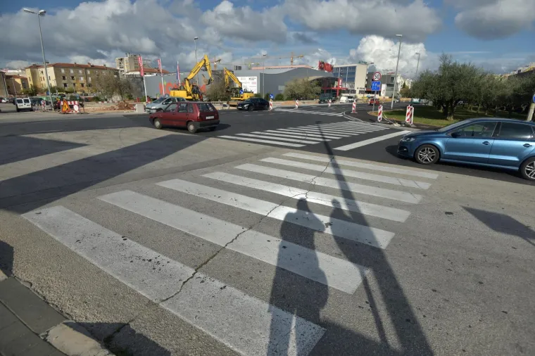 Na raskrižju kod zadarskog autobusnog kolodvora osvanula je dvodjelna zebra koja zbunjuje pješake.