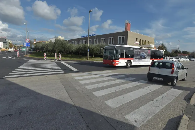 Na raskrižju kod zadarskog autobusnog kolodvora osvanula je dvodjelna zebra koja zbunjuje pješake.