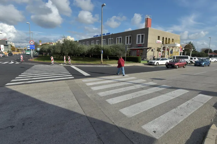 Na raskrižju kod zadarskog autobusnog kolodvora osvanula je dvodjelna zebra koja zbunjuje pješake.