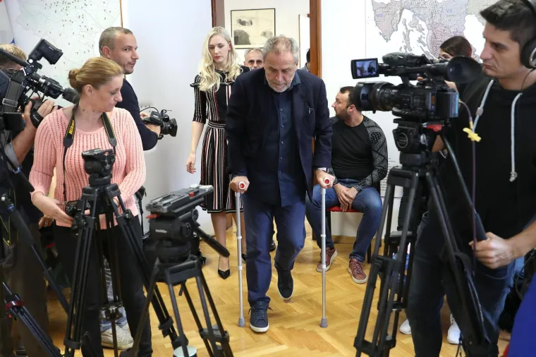 MILAN BANDIĆ SLOMIO GLEŽANJ: Na konferenciju za medije stigao je sa štakama