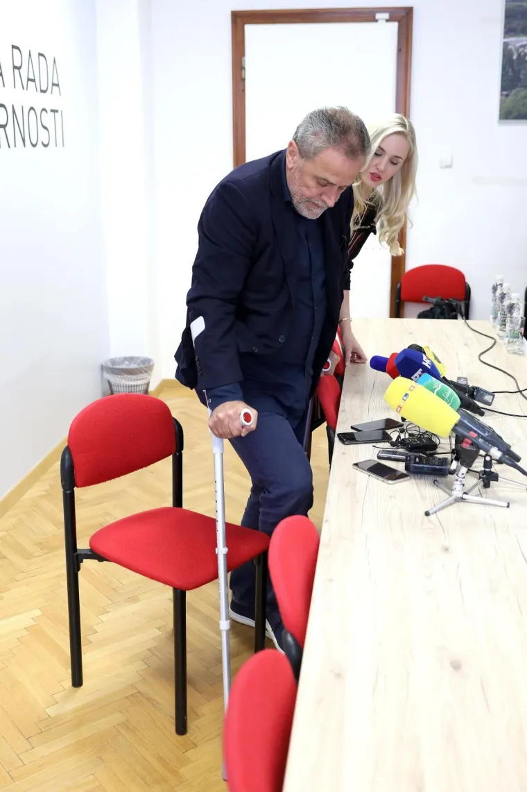 MILAN BANDIĆ SLOMIO GLEŽANJ: Na konferenciju za medije stigao je sa štakama