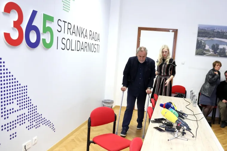 MILAN BANDIĆ SLOMIO GLEŽANJ: Na konferenciju za medije stigao je sa štakama