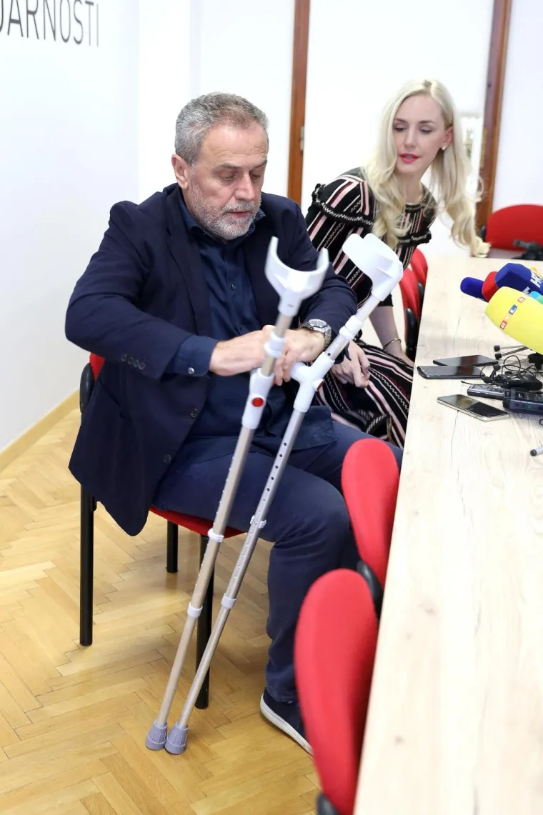 MILAN BANDIĆ SLOMIO GLEŽANJ: Na konferenciju za medije stigao je sa štakama