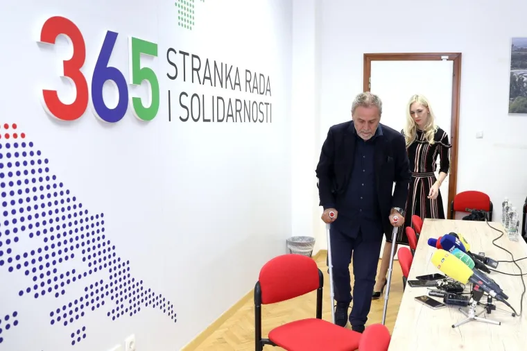 MILAN BANDIĆ SLOMIO GLEŽANJ: Na konferenciju za medije stigao je sa štakama