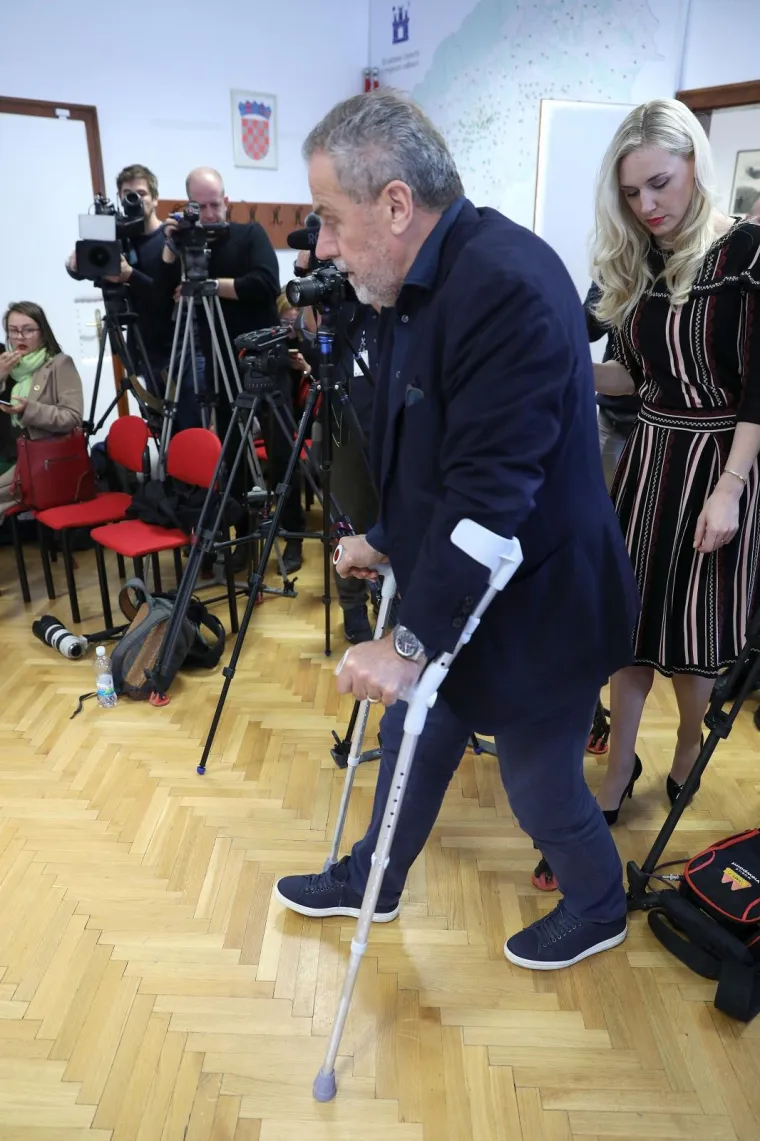 MILAN BANDIĆ SLOMIO GLEŽANJ: Na konferenciju za medije stigao je sa štakama