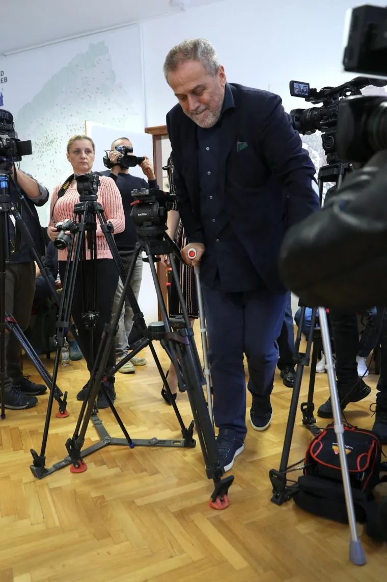 MILAN BANDIĆ SLOMIO GLEŽANJ: Na konferenciju za medije stigao je sa štakama