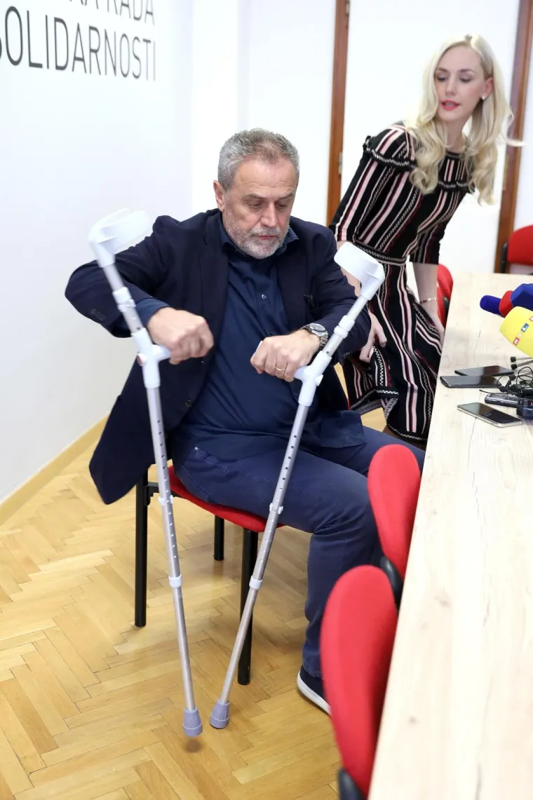 MILAN BANDIĆ SLOMIO GLEŽANJ: Na konferenciju za medije stigao je sa štakama