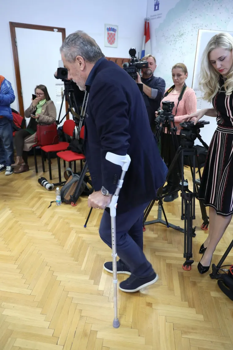 MILAN BANDIĆ SLOMIO GLEŽANJ: Na konferenciju za medije stigao je sa štakama