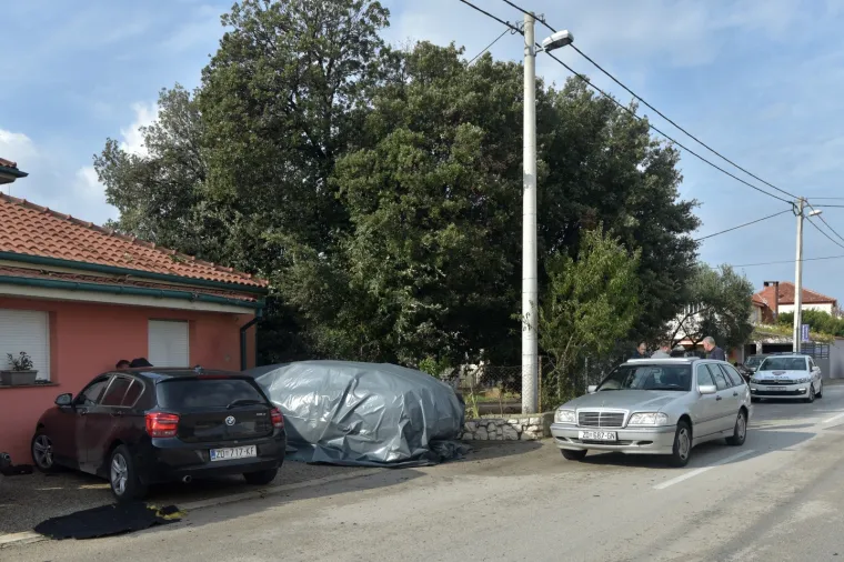 Vrsta eksplozivne naprave zasad nije poznata, a o&scaron;tećen je 'jaguar' u vlasni&scaron;tvu 27-godi&scaron;njeg mu&scaron;karca, priopćili su iz PU zadarske.