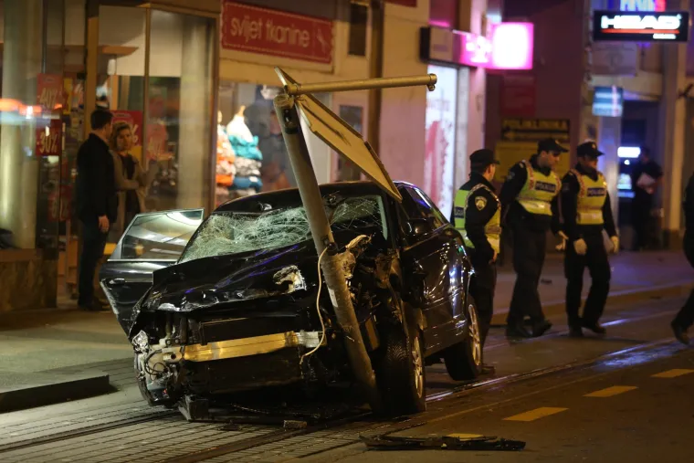 Nikola Kovačević (26), biv&scaron;i nogometa&scaron; i osiguravatelj koji je u travnju pro&scaron;le godine na zagrebačkom je Kvatriću sa 2,16 promila alkohola divljačkom vožnjom ugasio živote dubrovačkoga bračnog para Kusalović, Ljiljane (61) i Aleksandra (67), osuđen je na 4 i pol godine zatvora i zabranu upravljanja motornim vozilom na 7 godina. Valja napomenuti i da je Kovačević do tragične nesreće &scaron;est puta prekr&scaron;ajno kažnjavan zbog kr&scaron;enja Zakona o sigurnosti prometa na cestama. Pet je puta uhvaćen da vozi s vi&scaron;e od 0,5 promila, dok je jednom prekoračio brzinu. U četiri navrata mu je izrečena mjera zabrane upravljanja u trajanju od dva do &scaron;est mjeseci i platio je vi&scaron;e tisuća kuna kazni