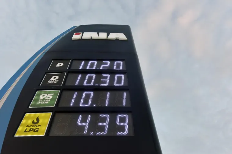 Zbog pojeftinjenja nafte na svjetskom trzistu, cijene goriva od ponoci na hrvatskim benzinskim postajama su nesto manje.