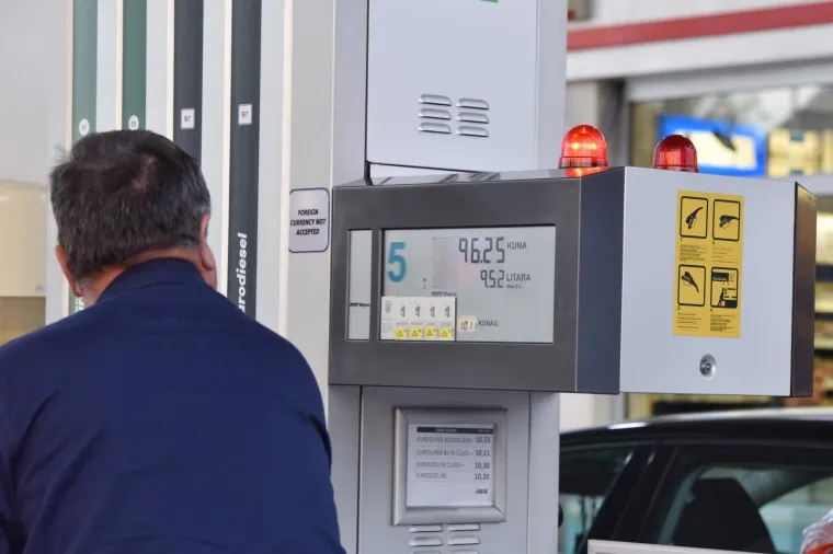 Zbog pojeftinjenja nafte na svjetskom trzistu, cijene goriva od ponoci na hrvatskim benzinskim postajama su nesto manje.