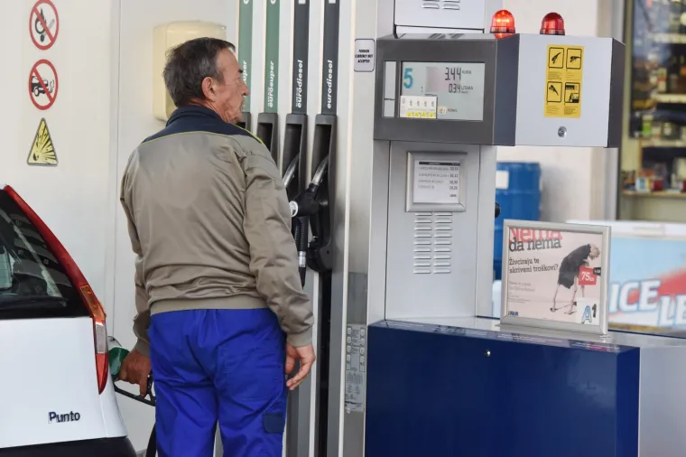 Zbog pojeftinjenja nafte na svjetskom trzistu, cijene goriva od ponoci na hrvatskim benzinskim postajama su nesto manje.