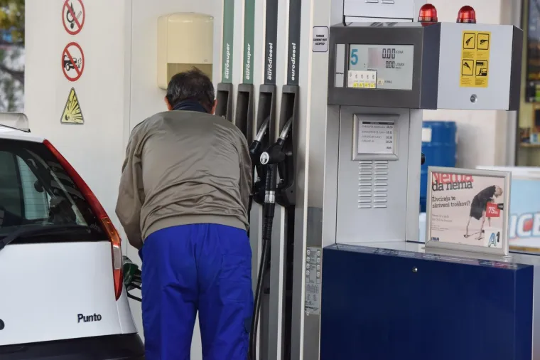 Zbog pojeftinjenja nafte na svjetskom trzistu, cijene goriva od ponoci na hrvatskim benzinskim postajama su nesto manje.