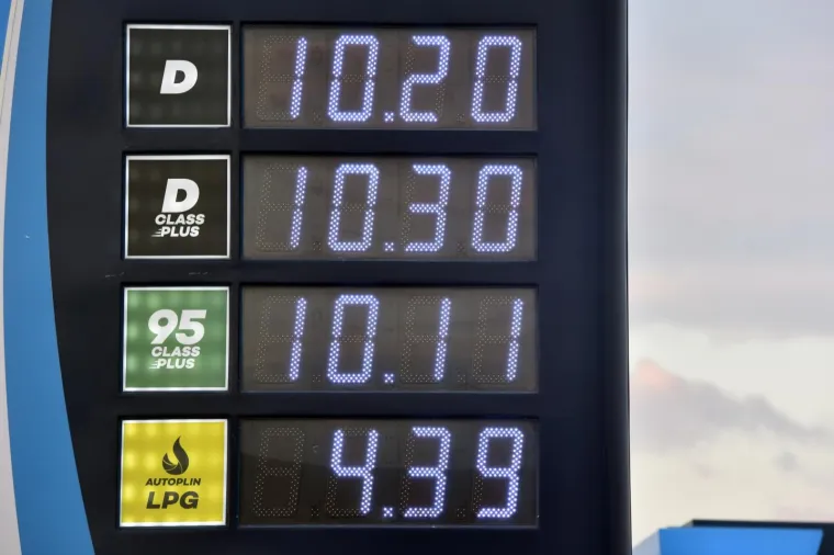 Zbog pojeftinjenja nafte na svjetskom trzistu, cijene goriva od ponoci na hrvatskim benzinskim postajama su nesto manje.