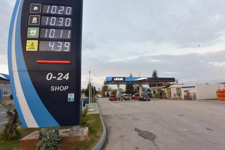 Zbog pojeftinjenja nafte na svjetskom trzistu, cijene goriva od ponoci na hrvatskim benzinskim postajama su nesto manje.