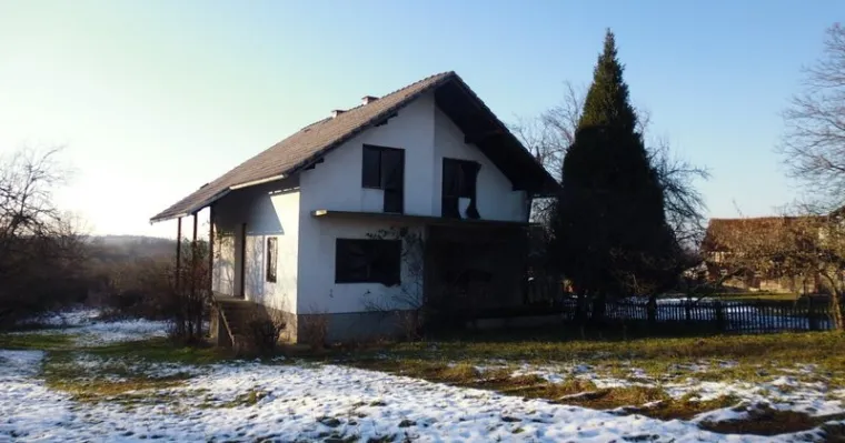 Kuća od 100 kvadrata i vi&scaron;e od 1000 m2 okućnice za 15.000 eura