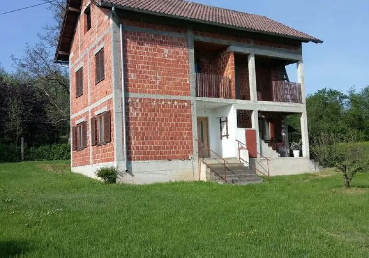 Kuća sa &scaron;est soba i 2737 m2 zemlji&scaron;ta za 18.000 eura