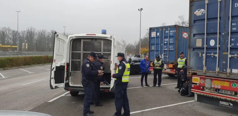 Policija je blokirala autocestu kod Karlovca