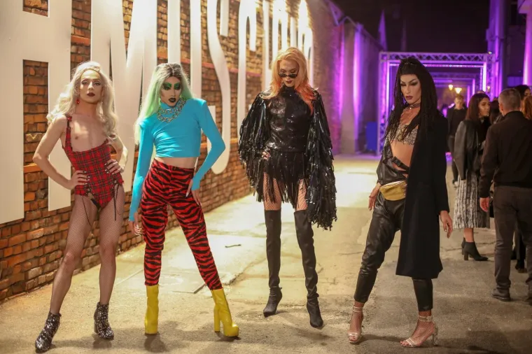 MAJA &Scaron;UPUT ZAJAHALA DEČKA PRED SVIMA: Nenad pokazao da je pravi džentlmen i nosio je uokolo