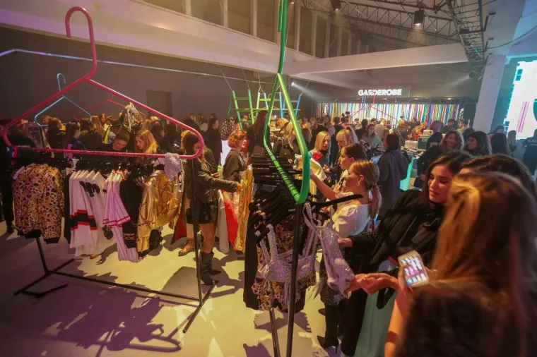 MAJA &Scaron;UPUT ZAJAHALA DEČKA PRED SVIMA: Nenad pokazao da je pravi džentlmen i nosio je uokolo