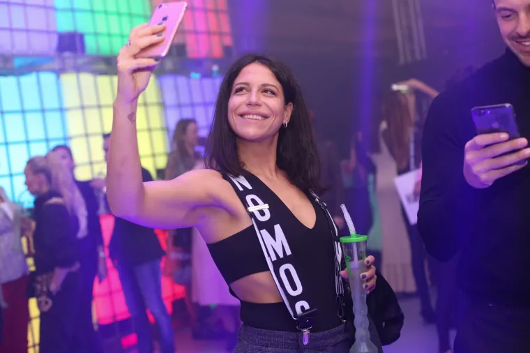 MAJA &Scaron;UPUT ZAJAHALA DEČKA PRED SVIMA: Nenad pokazao da je pravi džentlmen i nosio je uokolo