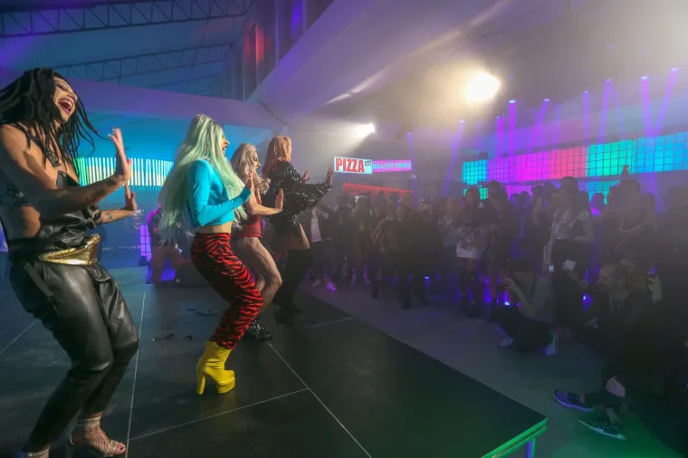 MAJA &Scaron;UPUT ZAJAHALA DEČKA PRED SVIMA: Nenad pokazao da je pravi džentlmen i nosio je uokolo