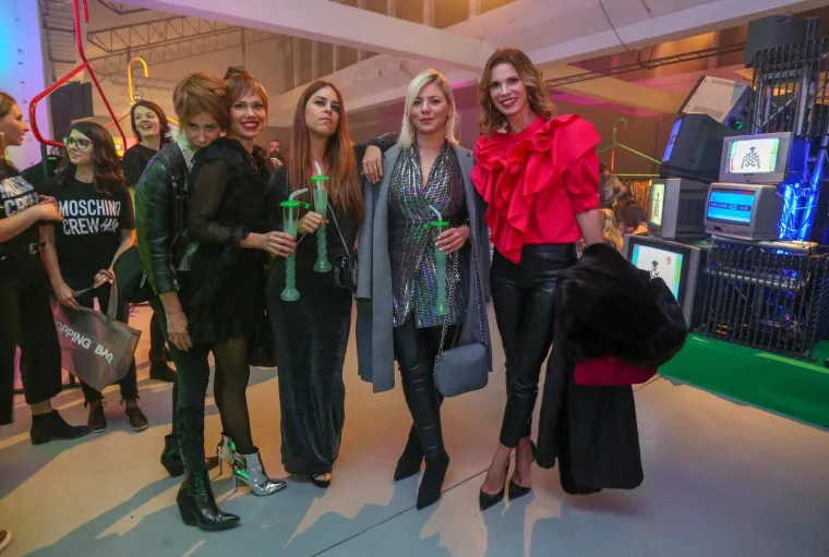 MAJA &Scaron;UPUT ZAJAHALA DEČKA PRED SVIMA: Nenad pokazao da je pravi džentlmen i nosio je uokolo