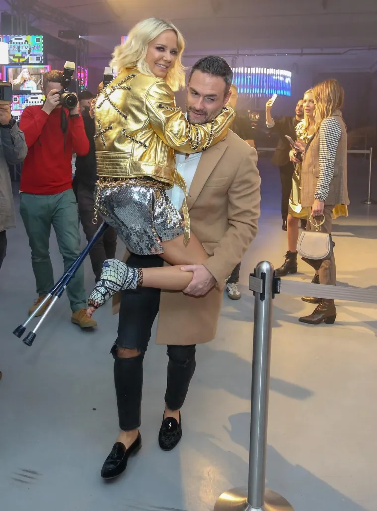 Zvijezda večeri bila je Maja &Scaron;uput, za&scaron;titno lice kolekcije. Budući da i dalje ima nogu u gipsu, dečko ju je nosio.