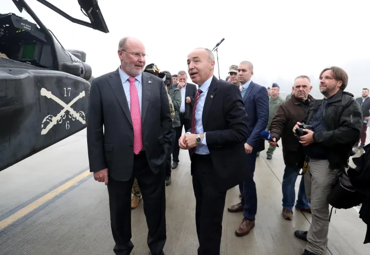 AMERIČKA VOJNA MOĆ SLETJELA NA TUĐMANA: Krstičević obi&scaron;ao skupinu helikoptera borbenog zrakoplovstva SAD-a