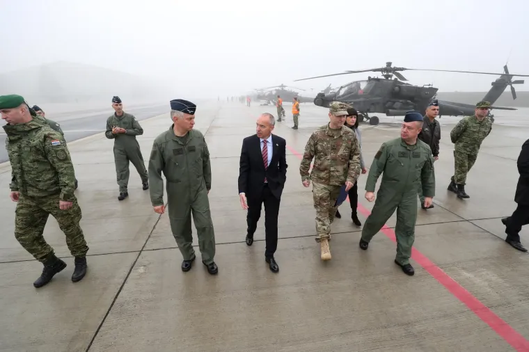 AMERIČKA VOJNA MOĆ SLETJELA NA TUĐMANA: Krstičević obi&scaron;ao skupinu helikoptera borbenog zrakoplovstva SAD-a