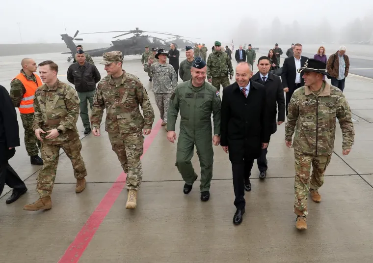 AMERIČKA VOJNA MOĆ SLETJELA NA TUĐMANA: Krstičević obi&scaron;ao skupinu helikoptera borbenog zrakoplovstva SAD-a