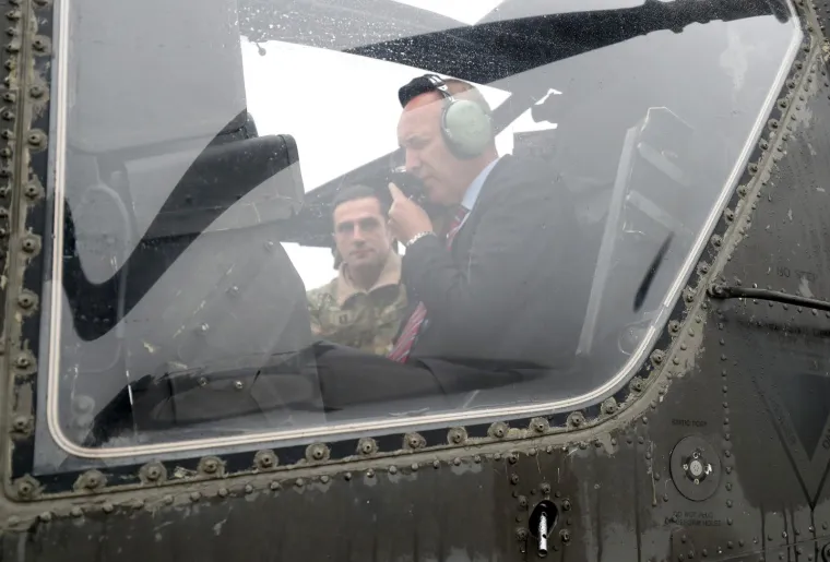 Skupina od sedam borbenih helikoptera tipa AC 64 Apache sletjeli su u srijedu u 91. Zrakoplovnu bazu Hrvatskog ratnog zrakoplovstva na Plesu u sklopu bilateralne vojne suradnje, a obi&scaron;li su ih ministar obrane Damir Krstičević i američki veleposlanik u Hrvatskoj Robert Kohorst.