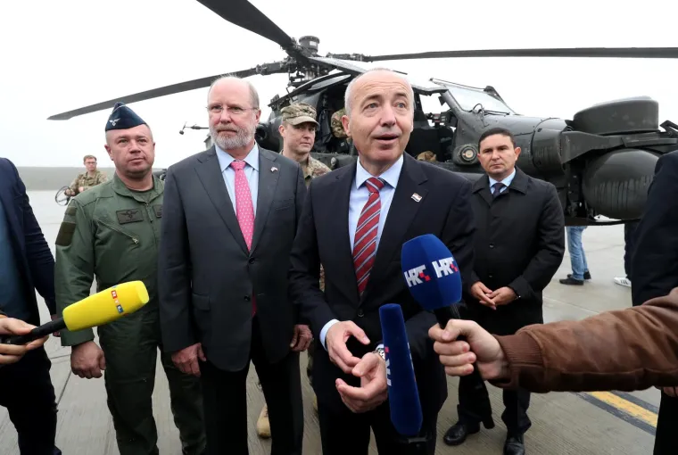 AMERIČKA VOJNA MOĆ SLETJELA NA TUĐMANA: Krstičević obi&scaron;ao skupinu helikoptera borbenog zrakoplovstva SAD-a