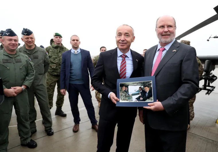 AMERIČKA VOJNA MOĆ SLETJELA NA TUĐMANA: Krstičević obi&scaron;ao skupinu helikoptera borbenog zrakoplovstva SAD-a