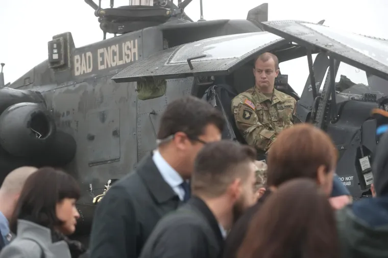 AMERIČKA VOJNA MOĆ SLETJELA NA TUĐMANA: Krstičević obi&scaron;ao skupinu helikoptera borbenog zrakoplovstva SAD-a