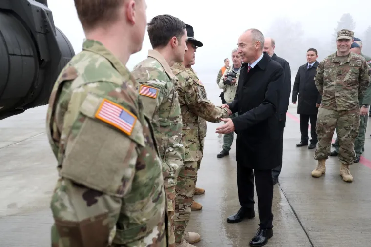 AMERIČKA VOJNA MOĆ SLETJELA NA TUĐMANA: Krstičević obi&scaron;ao skupinu helikoptera borbenog zrakoplovstva SAD-a
