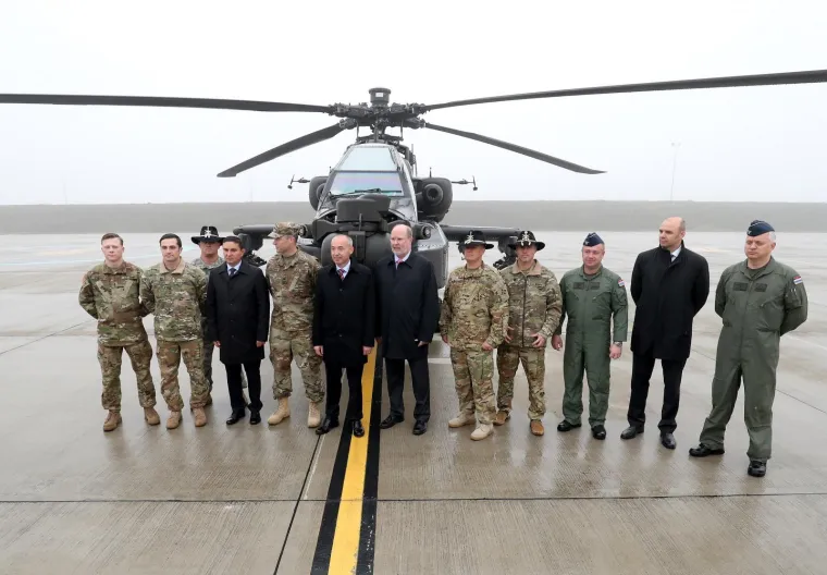 AMERIČKA VOJNA MOĆ SLETJELA NA TUĐMANA: Krstičević obi&scaron;ao skupinu helikoptera borbenog zrakoplovstva SAD-a