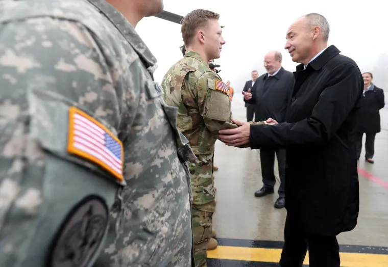 AMERIČKA VOJNA MOĆ SLETJELA NA TUĐMANA: Krstičević obi&scaron;ao skupinu helikoptera borbenog zrakoplovstva SAD-a