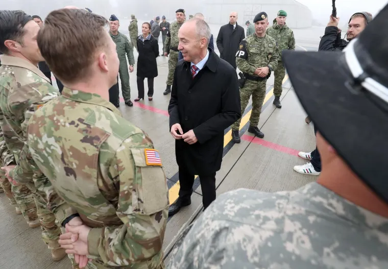 AMERIČKA VOJNA MOĆ SLETJELA NA TUĐMANA: Krstičević obi&scaron;ao skupinu helikoptera borbenog zrakoplovstva SAD-a