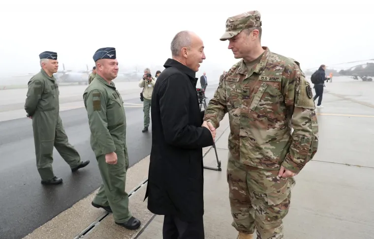 AMERIČKA VOJNA MOĆ SLETJELA NA TUĐMANA: Krstičević obi&scaron;ao skupinu helikoptera borbenog zrakoplovstva SAD-a