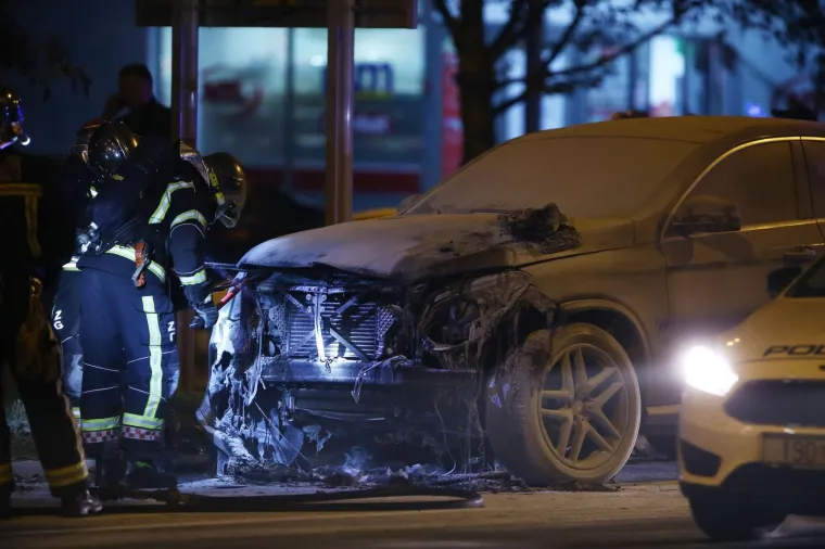 Večernja drama na Prisavlju: Zapalio se mercedes, intervenirali vatrogasci i policija