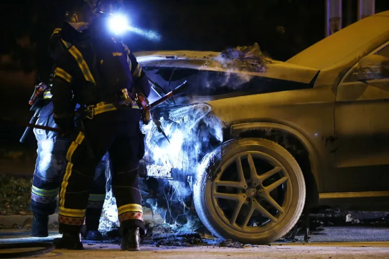 Večernja drama na Prisavlju: Zapalio se mercedes, intervenirali vatrogasci i policija